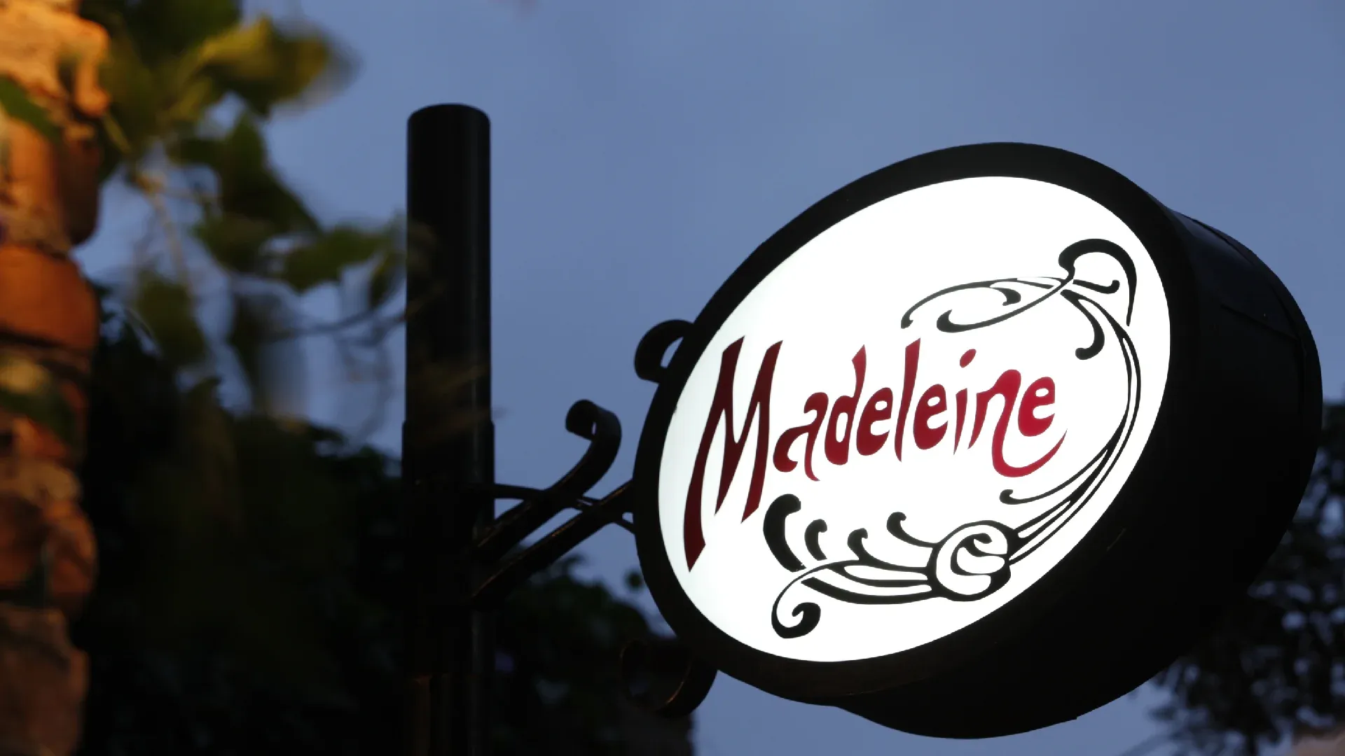 Fachada do Madeleine na Rua Aspicuelta
